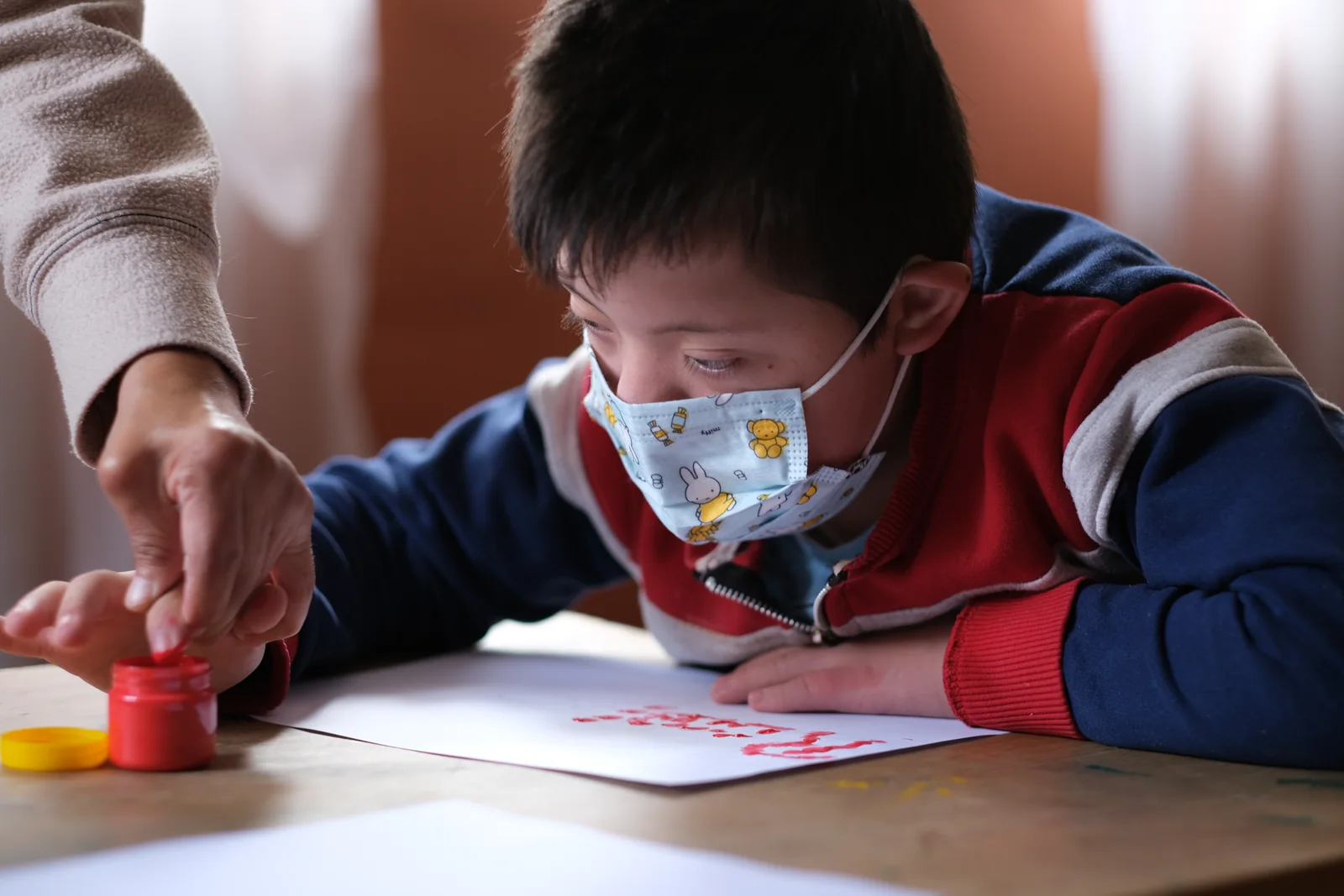 Niño participando en una actividad educativa de Sol en Casa